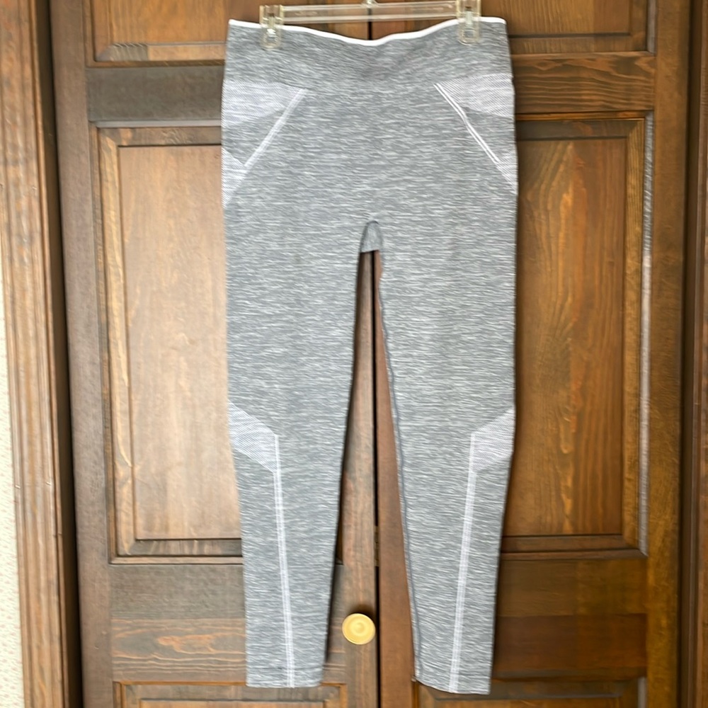 Saucony. XL Gray. Athletic Workout Leggings